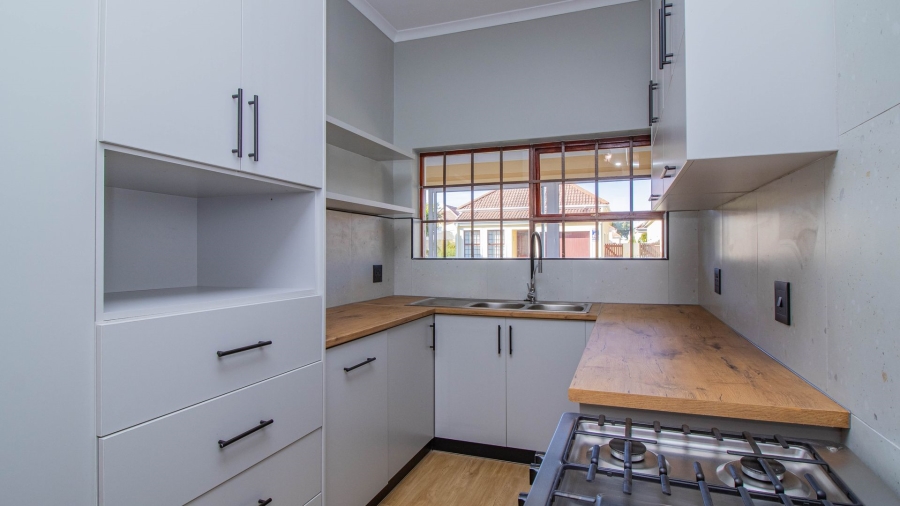 3 Bedroom Property for Sale in Sandbaai Western Cape